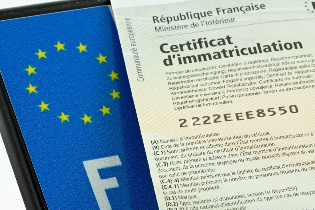 Certificat d'immatriculation et plaque d'immatriculation française